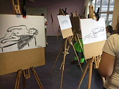 Naaktmodel schilderen vrigezellenfeest in de buitenlucht in Wageningen