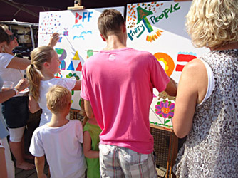 Workshop schilderen op het strand van Scheveningen tijdens een bedrijfsfeest. Gezamenlijk worden 3 schilderijen van 100 x 100 cm geschilderd op een prachtige zomerdag. 