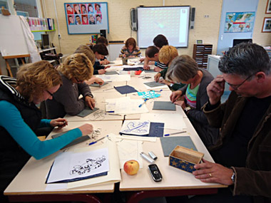 Workshop linosnede op t-shirt met textielverf, de tekening wordt op het linoleum gezet, wordt in spiegelbeeld afgedrukt op t-shirt met textielverf, als je tekst gebruikt moet de tekst in spiegelbeeld op het linoleum