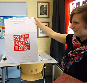 Workshop linosnede op t-shirt met textielverf, de tekening wordt op het linoleum gezet, wordt in spiegelbeeld afgedrukt op t-shirt met textielverf, als je tekst gebruikt moet de tekst in spiegelbeeld op het linoleum