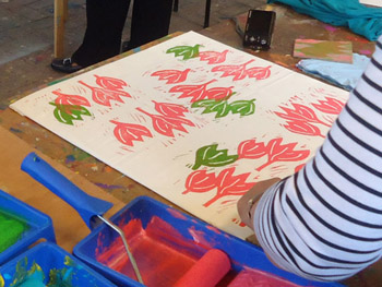 Workshop schilderen op t-shirt met textielverf op lokatie in België