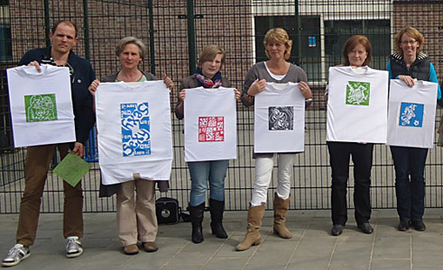 Workshop linosnede op t-shirt met textielverf op lokatie in Nederland